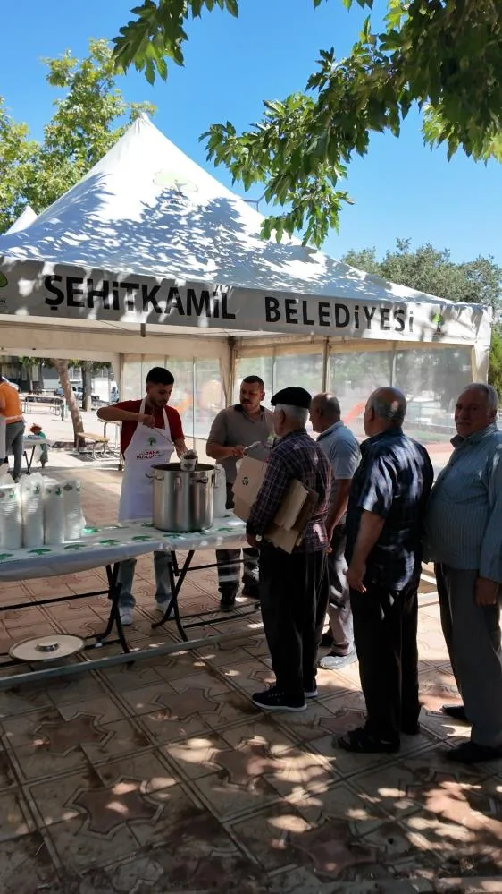 Muharrem Ayının bereketi Şehitkamil'de paylaşılıyor