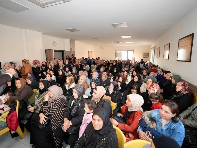 BAŞKAN YILMAZ KARŞIYAKA’DA KADINLARLA BULUŞTU YILMAZ: “ŞEHİTKAMİL’İ BİRLİKTE YÖNETİYORUZ”